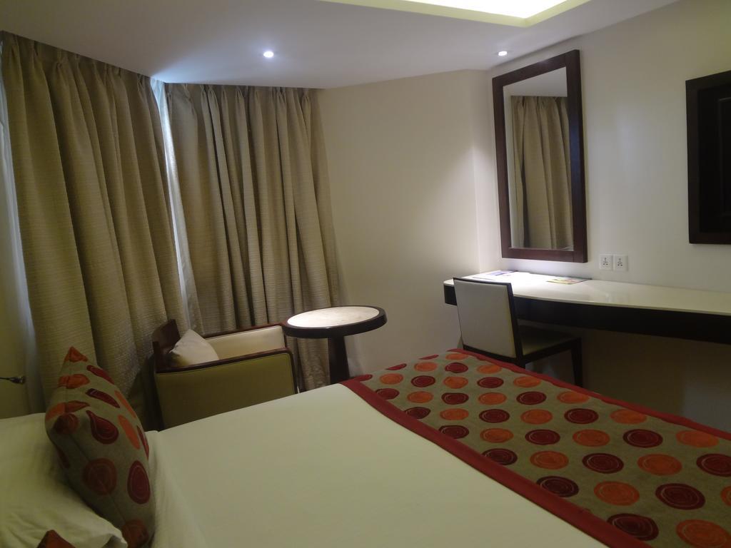 Ramee Guestline Hotel Juhu Mumbai Exteriör bild