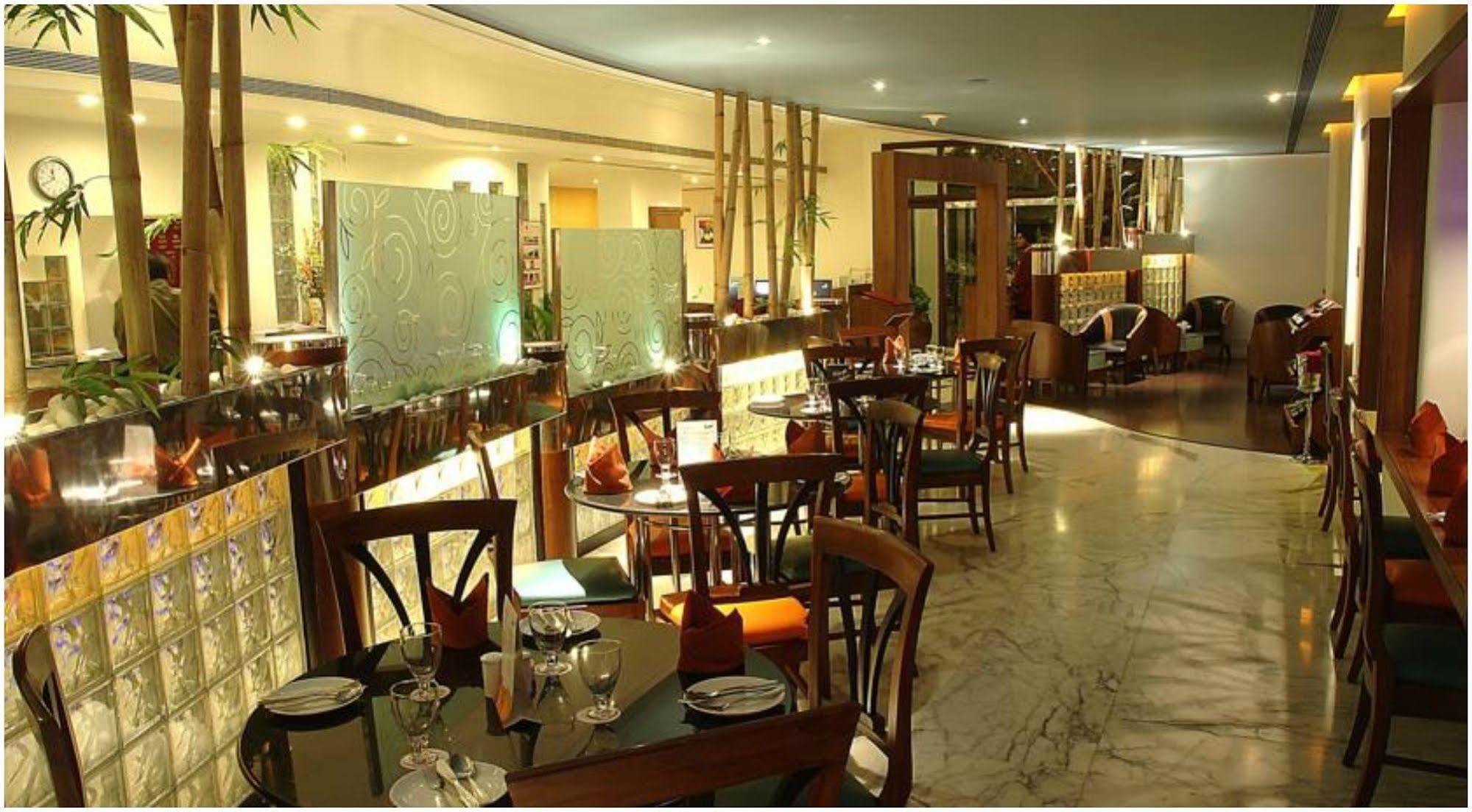 Ramee Guestline Hotel Juhu Mumbai Exteriör bild