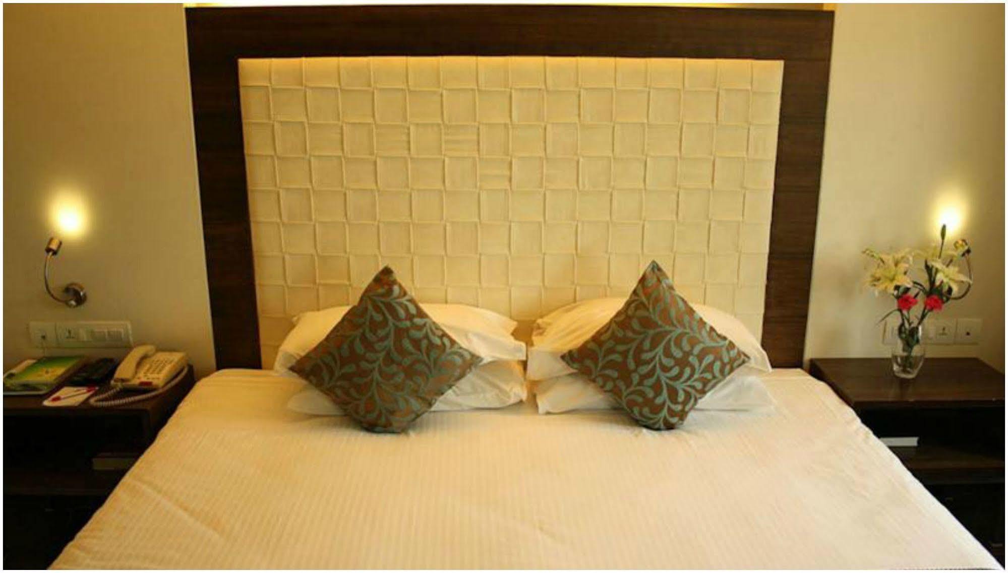 Ramee Guestline Hotel Juhu Mumbai Exteriör bild