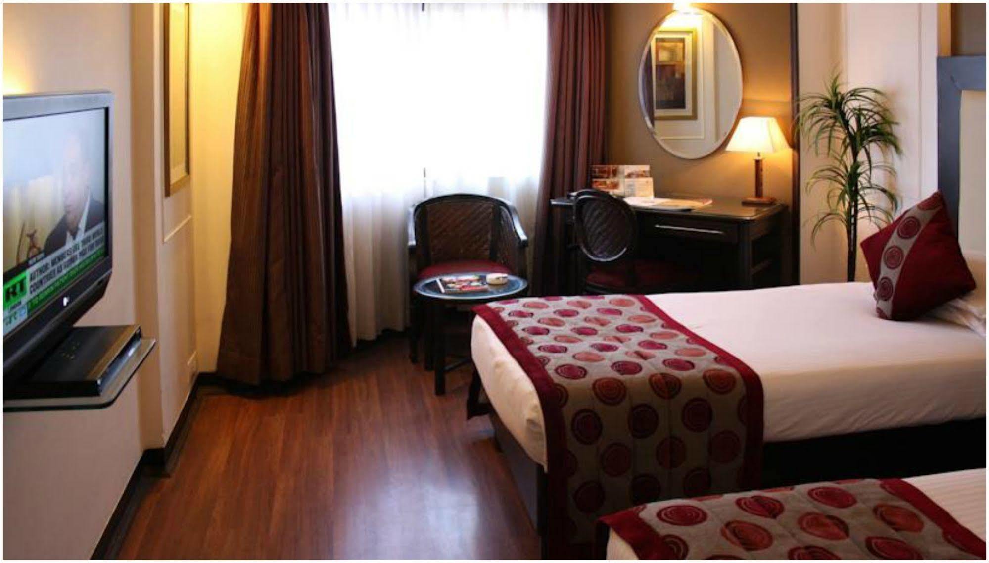 Ramee Guestline Hotel Juhu Mumbai Exteriör bild
