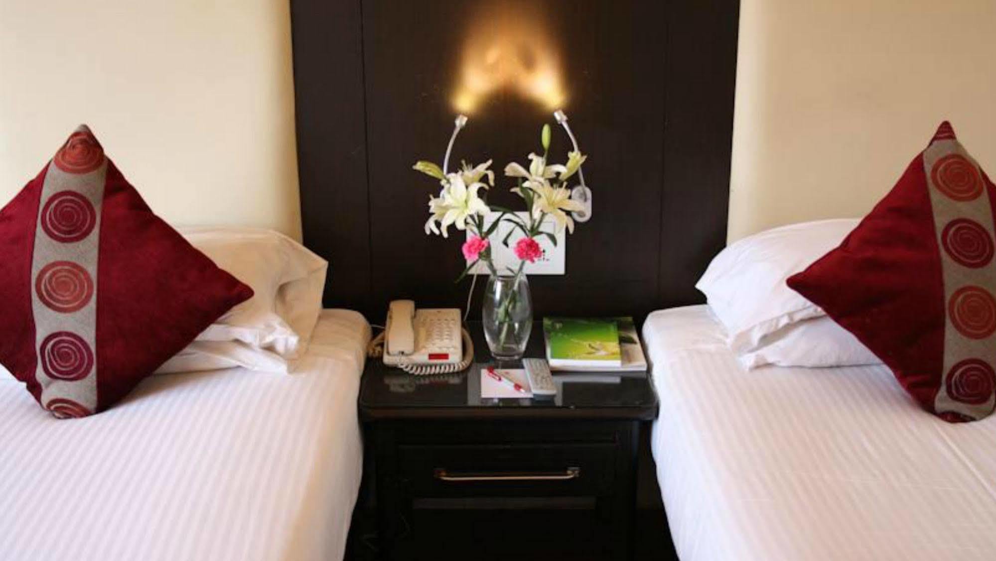 Ramee Guestline Hotel Juhu Mumbai Exteriör bild