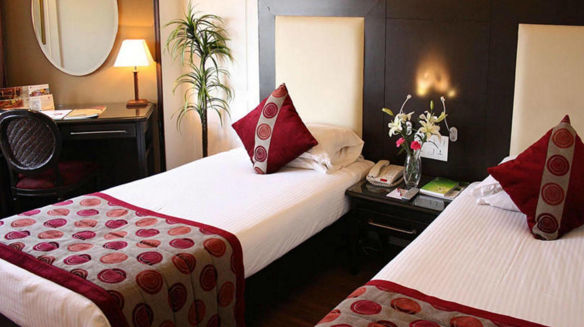 Ramee Guestline Hotel Juhu Mumbai Exteriör bild