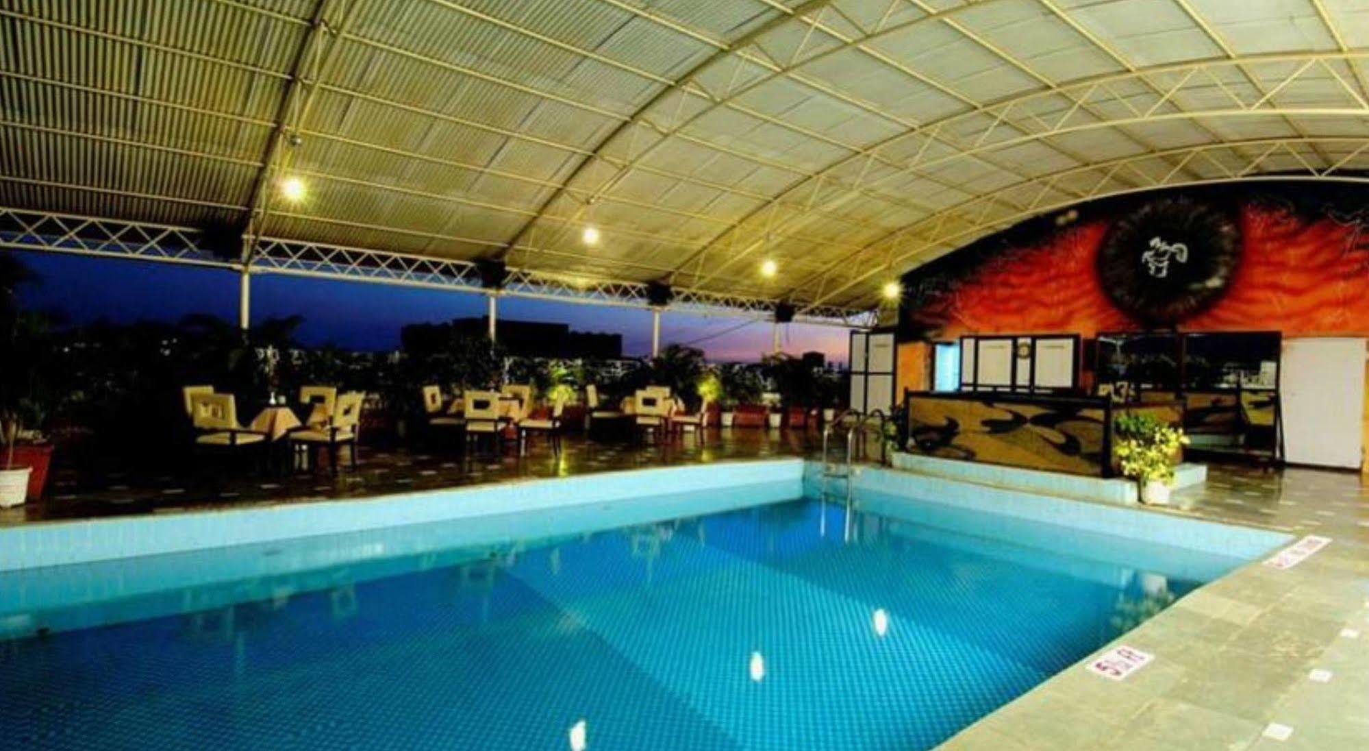 Ramee Guestline Hotel Juhu Mumbai Exteriör bild